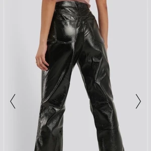 Cropped patent pants  -  Cropped patent pants från Nakd. 190:-  frakt inkluderat i priset 💘💘 