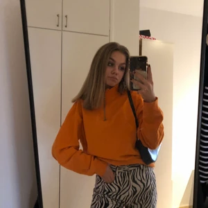 Orange sweatshirts  - En super snygg orange sweatshirt som sitter super fint🤩🤩 Från lager 157 men köpte den second hand💞