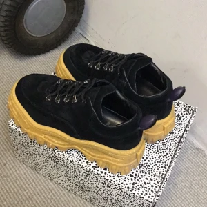 Eytys Angel Suede Black Gum - Angels från Eytys i svart mocka, storlek 37. Fint skick. Kommer med kartong och dustbag. Nypris 2800kr. Upphämtning i Sthlm, tar swish