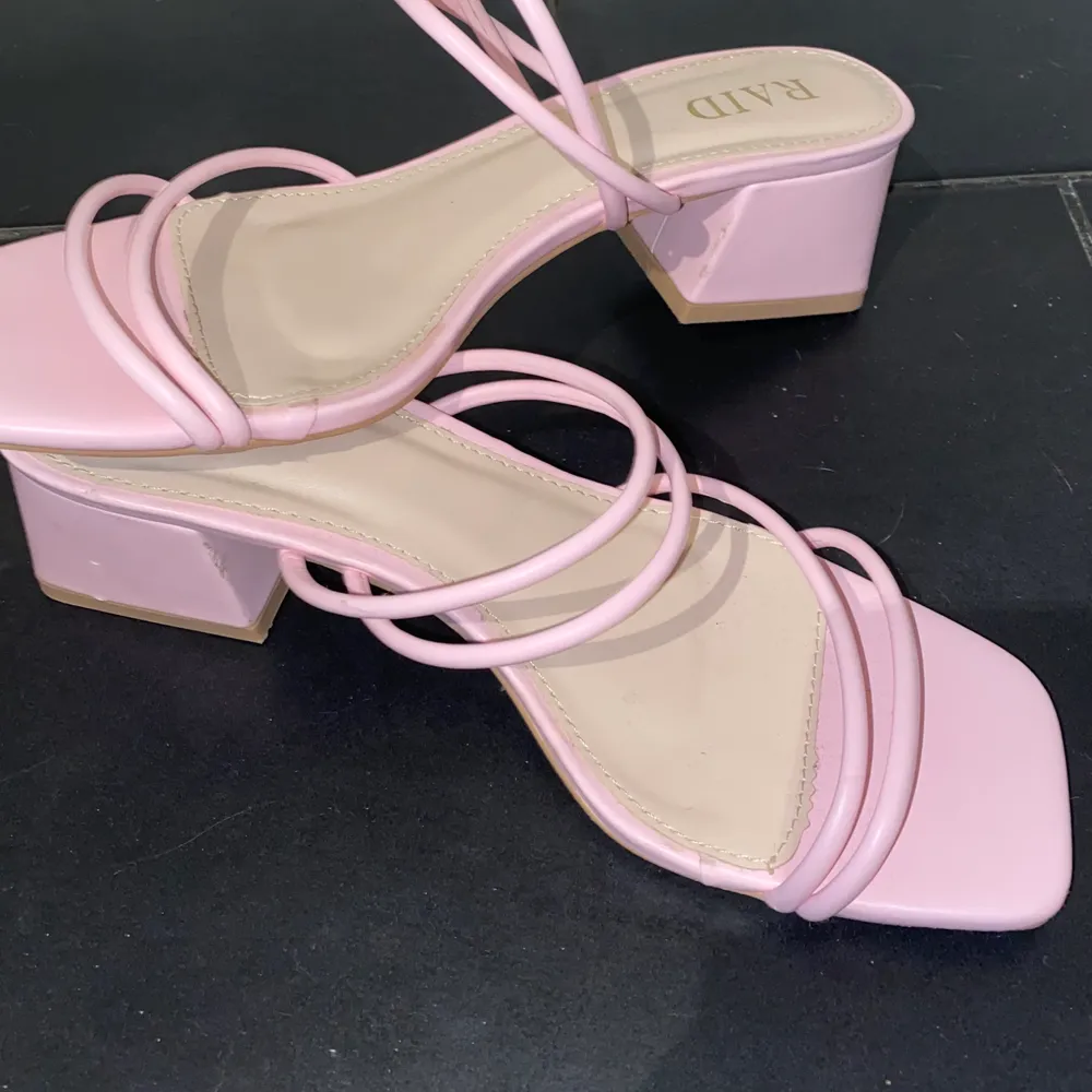 Jätte fina rosa skor/sandaler. Endast använda 1 gång pga för stora:( köparen står för frakten 😊. Skor.