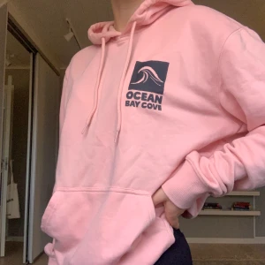 rosa hoodie  - Rosa hoodie från hm köpt på herr🥰