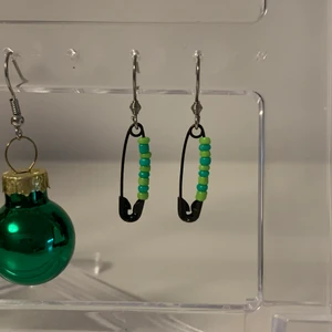 Svarta Örhängen med pärlor - 💚gröna örhängen med säkerhetsnål💚 •••kolla in mina andra smycken! Frakten blir 15kr hur mkt du än köper✨