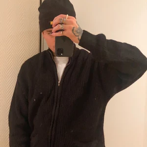 Oversize Kofta Weekday - Säljer denna oversize kofta ifrån Weekday. Det är en size L men sitter någorlunda mindre. Ej använd mycket 8/10 cond. Bin 350kr