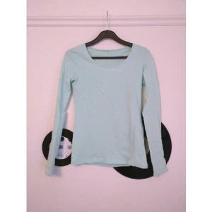  - Ljusblå långärmad tröja från Ginatricot
Knappt använd
Stretch tyg men passar inte någon större än S