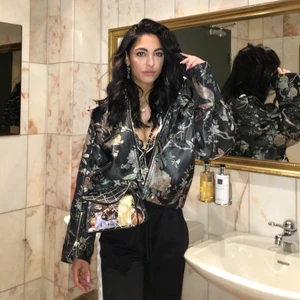 Jacka  - Jackan har blivit använd 1 gång på en Gala, sen dess har den hängt i garderoben. Den förtjänar att komma till använd!🙌🏻 strl XS men är ”oversize” så sitter som S🌟