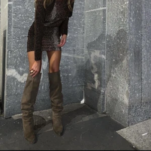 Mysig klänning till fest eller vardag - Superbekväm klänning med ”vida” ärmar från hm. 