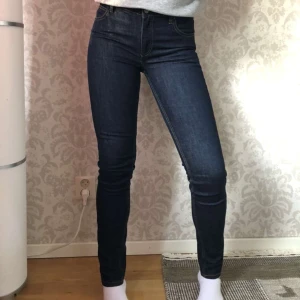Mörkblåa jeans strl 25/32 - Midwaisted jeans från Monki i väldigt fint skick! Färgen beskrivs bäst på första bilden skulle jag säga. Innerbenslängden är ca 81 cm. Köparen står för frakt!✨