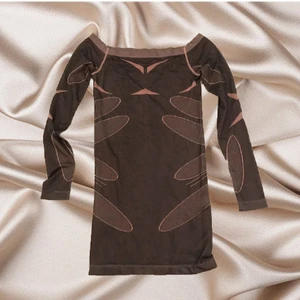 Klänning weekday - Klänning från weekday som är väldigt formgivande🤩