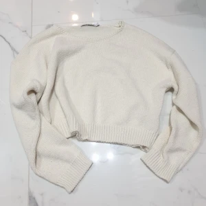 NA-KD TRÖJA - En mysig tröja från na-kd i storlek small. Använd väldigt få gånger! Så den är i bra skick. 