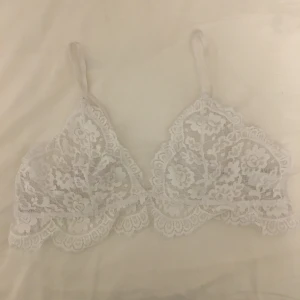 Vit spetsbralette - Så fin vit spetsbralette från NAKD som tyvärr inte passade mig! OANVÄND! Endast tvättad och testad.  Storlek XL men mer som en M! Frakt tillkommer (11kr).
