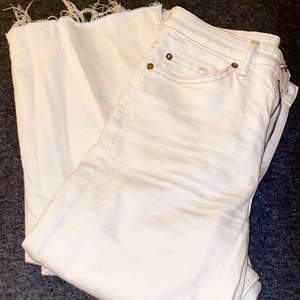 Snygga vita jeans med modellen Wide leg. Storlek 34/XS/S. Köpta från H&M. 