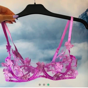 Trosor och Bh - Köpt här på plick men de va inget för mig. Både bh och trosor för 200+frakt 30 kr. Aldrig använda, trosorna är ocskå lila