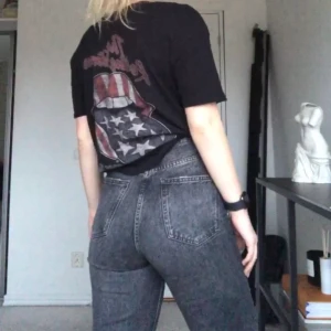 band t-shirt - Svinsnygg rollingstones t-shirt från pull&bear, lika snygg att ha med trycket fram som bak. 😍