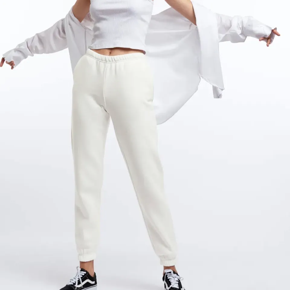 Säljer mina vita mjukisbyxor från Gina tricot i strl xxs (som xs/s) då de inte används. Superfint skick. Köptes för 250kr så säljs nu för 75+frakt🤍. Jeans & Byxor.