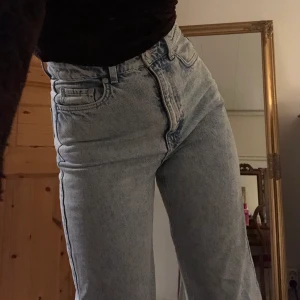 Weekday jeans - Ljusblå jeans med raka ben från weekday, modellen row.