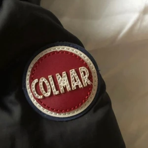 Colmar jacka - svart - Säljer nu min fina colmarjacka i lite tunnare material i färgen svart, inga skador alls och den är endast använd en vår, skriv privat om du har mer frågor eller om du vill ha fler bilder på jackan! 