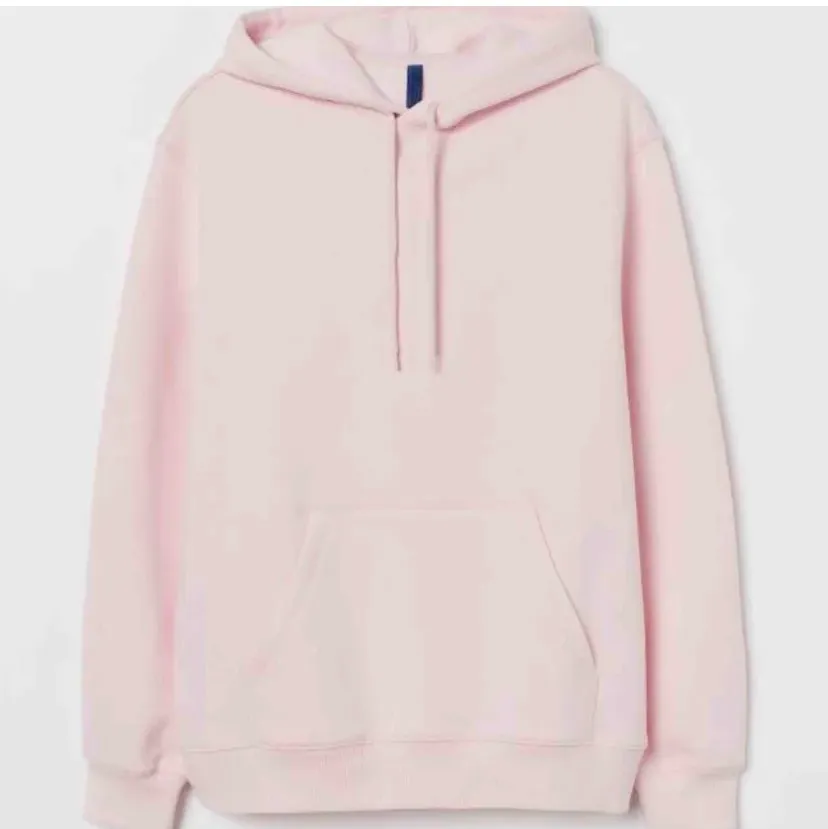 Säljer denna fina rosa hoodie då den var för liten för mig, tappade bort kvittot och har därav inte lämnat tbx. Den är alltså aldrig använd utan bara testad💗💗💗. Tröjor & Koftor.