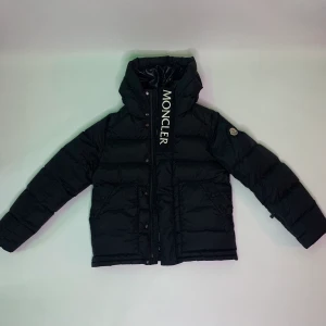 Moncler jacka - Väldigt sällsynt moncler jacka som nästan inte går o köpa längre. Perfekt för vintern! Storlek S, skick 9/10