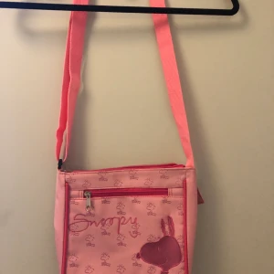 Rosa Snobben väska - Supersöt rosa väska med snobben på🥰 reglerbar axelrem