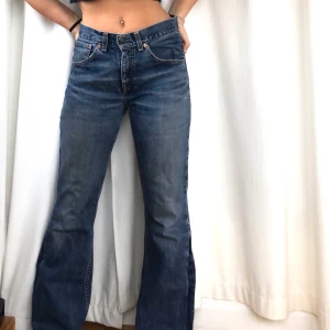 Levisjeans - Utsvängda Levisjeans. Passar mig som är 160 cm✨💖