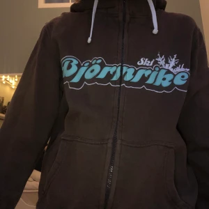 Brun huvtröja  - Supersnygg brun huvtröja i strl xs, men skulle säga mer som en S-M!! Buda i kommentarerna, avslutas 22/12😆