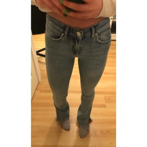 Bikbok  - Ljusblåa lågmidjade jeans från bikbok. Egen gjord slits på dem, säljer på grund av att de är för små. 