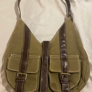 Retro väska  - Väldig snygg väska som jag har fått av min mormor som hon använde när hon va yngre den är lite över 40 år men är som i ny skick 