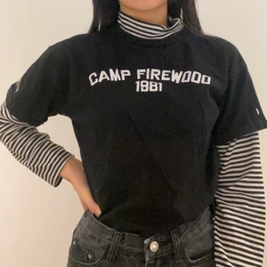 svartrandig tröja  - Ärmarna och kragen är påsydda, som en ” mock ” tröja. Det är alltså egentligen en tröja och inte två :) 