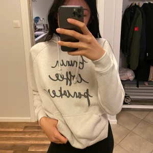 hoodie med text  - köpt för längesen från bikbok :) det står ” coffee, lunch, breakfast ”