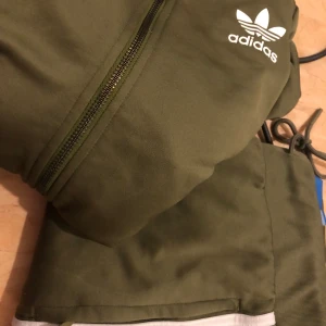 Adidas mjukis sett - Säljer mitt snygga adidas sett i denna snygga färgen . Settet är i storleks 36