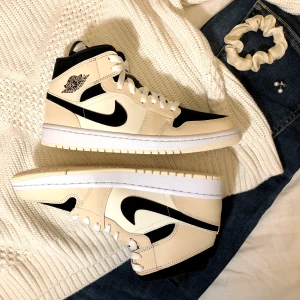 Jordan 1 Mid - ”Guava Ice” - 🔮Ett par SJUKT snygga skor till dig med storlek 42!🔮      ✨Helt nya med kvitto direkt från FootLocker✨                                   💫Pris på StockX: 319$💫                                                      🌙Fraktas med Postnord dubbelpacketerat!🌙               🌟Vid frågor eller funderingar är det bara att skriva!🌟