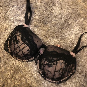 Fin spets bh rosa svart - Snygg spets bh i rosa och svart. St 75E.