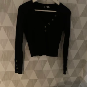 Långärmad crop top - Crop top med urringning, med fina knapp detaljer i nyskick. Buda i kommentarerna eller köp direkt🥰 Betalas med swish innan leverans🌸 