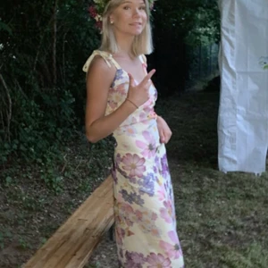 Blommig halvlång klänning NA-KD - Säljer min jättefina sommarklänning då den inte kommer till användning. Köpte i somras på na-kd för 500kr. Använd 3 gånger totalt och är i väldigt bra skick! 