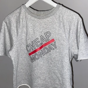 Tröja cheap monday - Croppad tröja från Cheap Monday, lite tjockare och bra material. Lite längre ärmar än på en ”vanlig” t-shirt.