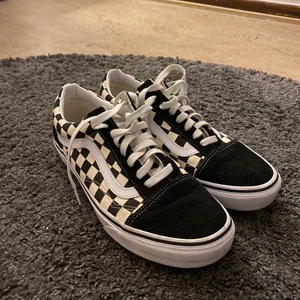 Old school vans rutiga  - Rutiga old school vans! I ny skick, använda Max 3 gånger! Säljer då dem inte kommer till användning! Köparen betalar frakt