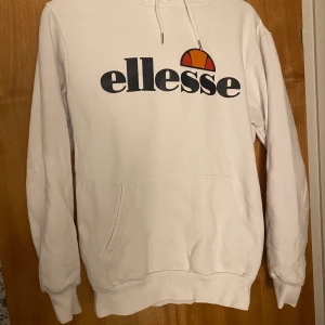 Elesse hoodie - Näst intill oanvänd, använd max 5 gånger! Storlek 38 Köparen betalar frakt 