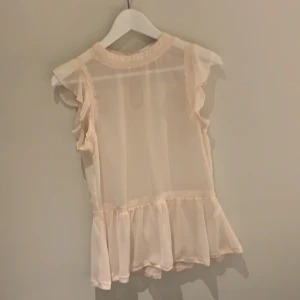 Blus - Jätte fin med en spettsbh under. Kanten längst ner o i midjan är den samma som (bild 2). Aldrig använd!