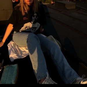 Jeans från NAKD - Blåa raka högmidjade jeans från NAKD st. 32💙