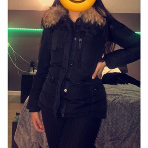 Hollies vinterjacka - Säljer hollies jacka i strl 34, modell utan luva men med äkta pälskrage. Den håller dig varm under vintern och har många fickor. 700kr eller högsta bud + frakt. Om du undrar något hör av dig😊