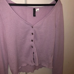 ljuslila kofta - pastell/ljuslila kofta från h&m använd ca 2ggr🥰 storlek m men passar allt från xs-m, den sitter lite stor på mig som är xs❤️