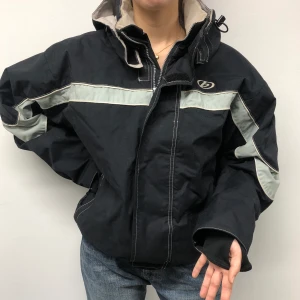 Vinterjacka 2000’s - Fet vinterjacka från tidigt 2000-tal. Personen på bilden är 170cm. Liten lagning vid ärmslutet, har bild💗