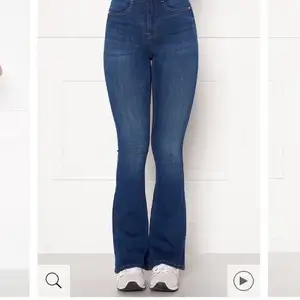Dr denim mörkblå jeans. Nästan aldrig använda och är därför i nyskick. Storlek xs/30