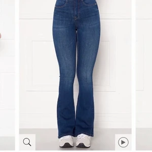 Dr demin bootcut jeans  - Dr denim mörkblå jeans. Nästan aldrig använda och är därför i nyskick. Storlek xs/30