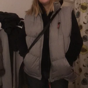 As snygg väst - En väldigt skön väst,helt ny skick. Jävligt  skön .Köpt på beondretro färra veckan. Man kan även vända den ut och in (andra bild) den har drag fickor ut och in okså den är lxm till för att kunna ha så okså💕pris kan diskuteras vid snabb afär