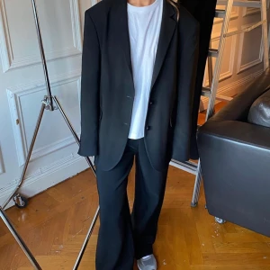 djerf avanue kostym - Helt ny med tags. Kostym byxa 1500kr och kavaj 2000kr