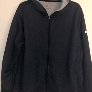 Nike hoodie  - Hej! Säljer denhär fina Nike hoodien som är för stor för mig. Den är i storlek M och är knappt använd. Inga slitningar någonstans, den är i ett veldigt bra skick! Köptes för 300kr