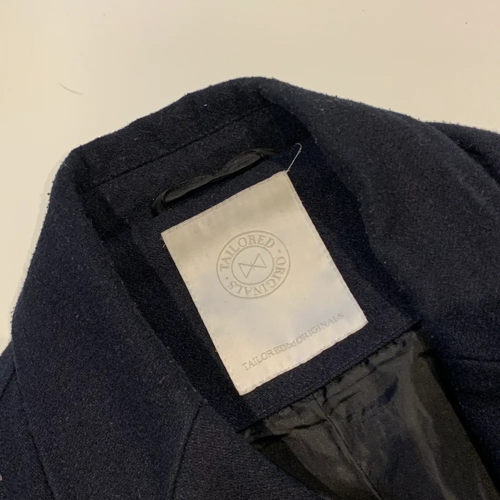 En mörkblå rock från Tailored originals i superskick och fint kvalité. Köparen står för frakt eller möts upp i gbg 😆. Jackor.