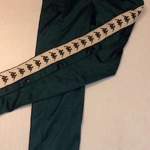 Kappa byxor  - Säljer mina helt oanvända kappa byxor, var osäker på dem när jag satte på mig dom råkade jag riva lappen. Så jag skulle skicka tillbaks dom men eftersom att jag råka riva lappen så säljer jag dom istället. Superfina och sitter riktigt bra! Köpta för 699kr