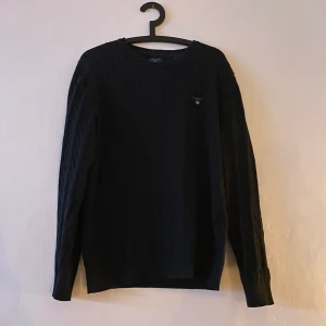 Gant kabelstickad svart  - Gant kabelstickad tröja svart, stl XL men mer som en L bud från 50kr. Köparen står för frakten!📦